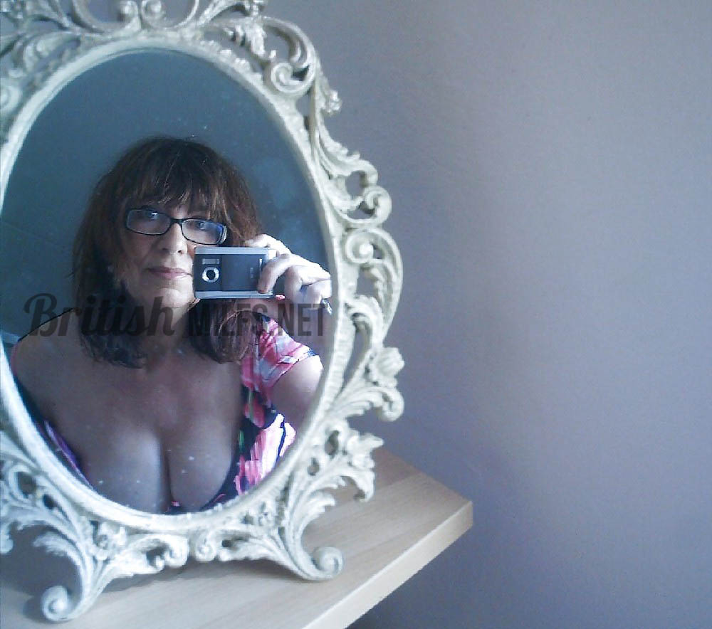 Busty british milf selfies - Lou Kensington — 17